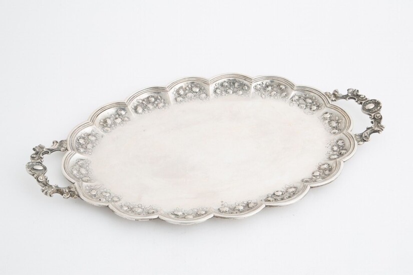 Vassoio ovale in argento 800 con manici e bordi...