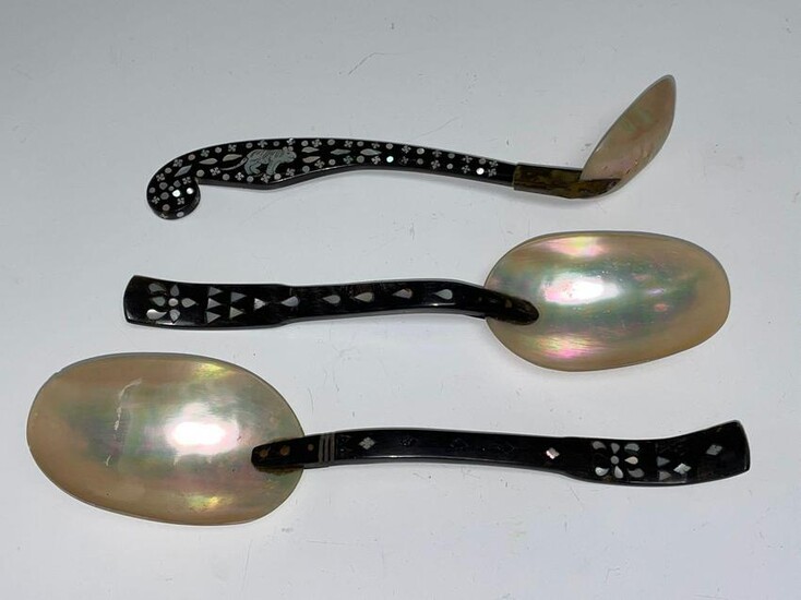 Victorian Mother of Pearl Egg Spoons with Inlaid Horn