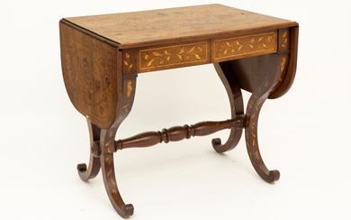 Vroeg negentiende eeuwse tafel met twee klapbladen en twee laden op een sierlijk onderstel in "Hollandse" marqueterie - ca 1820 ||early 19th Cent. drop leaf table in Dutch marquetry