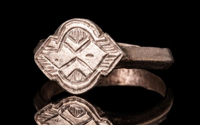 WESTERN EUROPEAN MEDIEVAL SILVER RING WITH SHIELD SHAPED BEZEL
