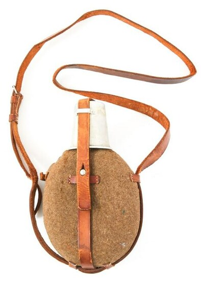 WWI GERMAN ARMY CANTEEN WITH LEATHER STRAP