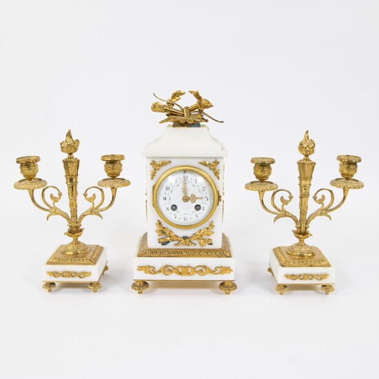 White marble clock with gilded bronze fittings, Louis XVI, dial signed Maple & Co Paris