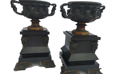 With initial G.S. Georges Emile Henri Servant (1828-1880)- Pair Of 'Warwick Vases' - Napoleon III - Bronze, ormolu & Marble - 19th century