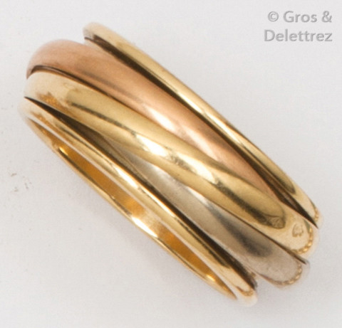 Yellow gold ring, decorated with a ring of...