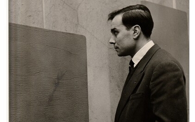 [Yves KLEIN] Tullio FARABOLA Yves Klein devant un monochrome, Galleria Apollinaire, Milan, 1957 Grande photographie...
