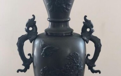 1 vase de forme balustre à col évasé en bronze à décor de bouquets de pivoine surmonté d'un oiseau sur la panse et de phoenix sur le col, 2 dragons stylisés formant anses