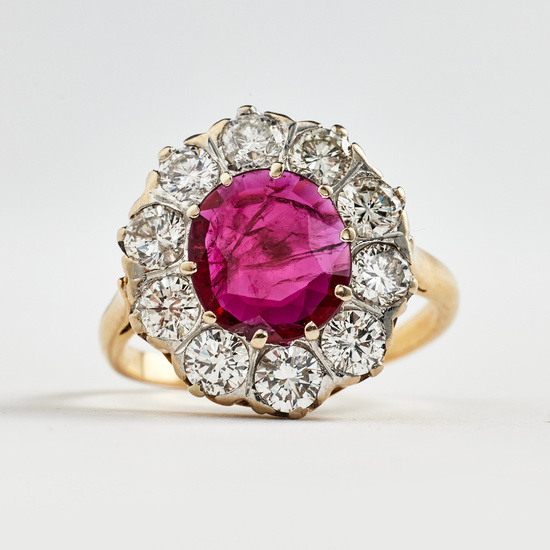 2692913. RING, 18k gold, 1 oval-cut ruby, approx. 3-4. 00 ct, set with 10 brilliant-cut diamonds, total approx. 1. 70 ct, quality TW-W(FH)/SI.