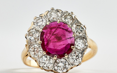 2692913. RING, 18k gold, 1 oval-cut ruby, approx. 3-4. 00 ct, set with 10 brilliant-cut diamonds, total approx. 1. 70 ct, quality TW-W(FH)/SI.