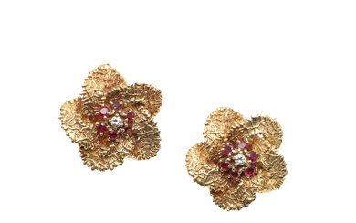 3373984. A PAIR OF 18CT GOLD, RUBY AND DIAMOND CLIP EARRINGS.
