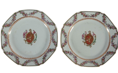 84 Chine : deux assiettes octogonales en porcelaine dure à décor d’armoirie figu