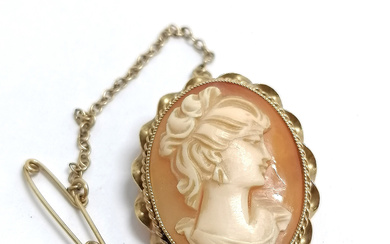 9CT GOLD HAND CARVED CAMEO PORTRAIT BROOCH.