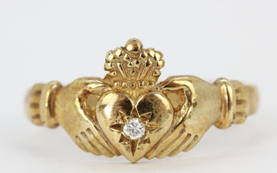 9CT YELLOW GOLD CLADDAGH RING.