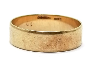 9ct hallmarked gold band ring by D&BS - size S & 2.7g (appro...