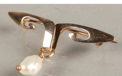 9ct yellow gold bar brooch with pearl, 2.3 grams.