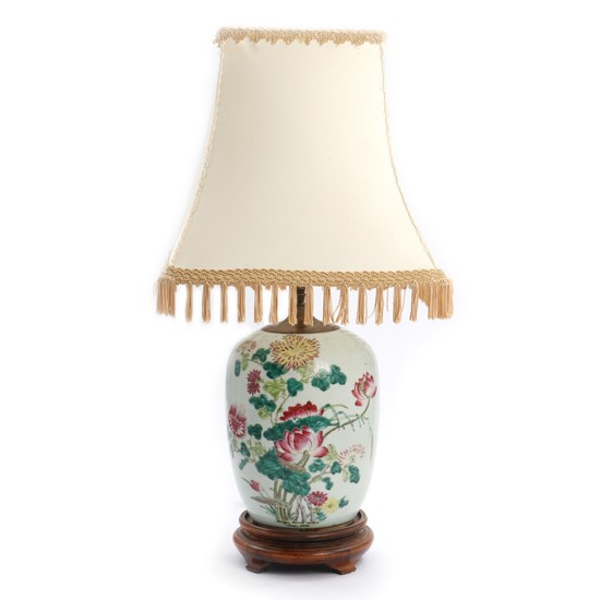 A 19th century Chinese porcelain jar, decorated with flowers. Altered into a table lamp. H. excluding base and mounting 27 cm.