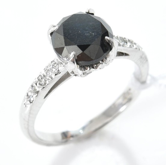 A BLACK DIAMOND RING IN 18CT GOLD