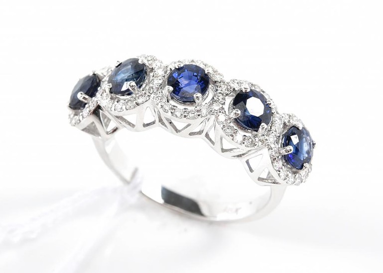 A BLUE SAPPHIRE AND DIAMOND RING IN 18CT WHITE GOLD, SIZE O