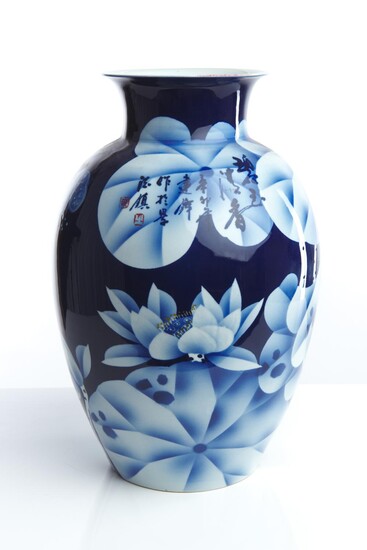 A CHINESE BLUE AND WHITE CONTEMPORARY VASE 20TH CENTURY