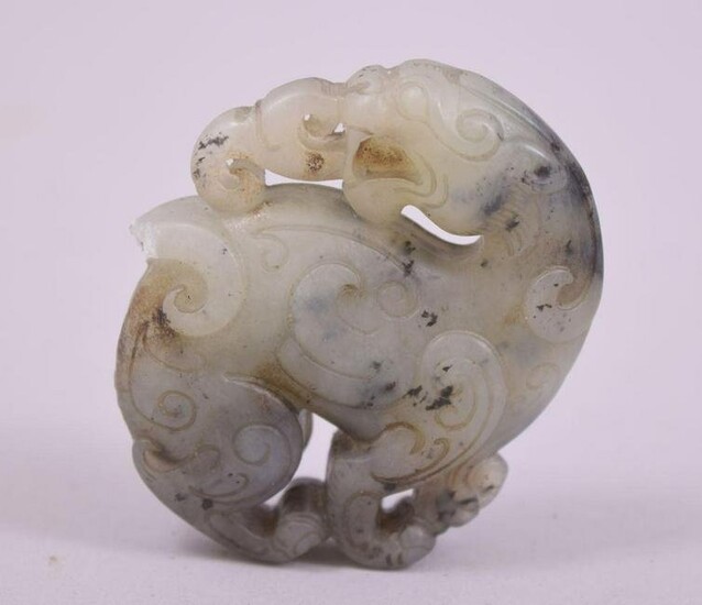 A CHINESE CARVED JADE PENDANT, 5.5cm.