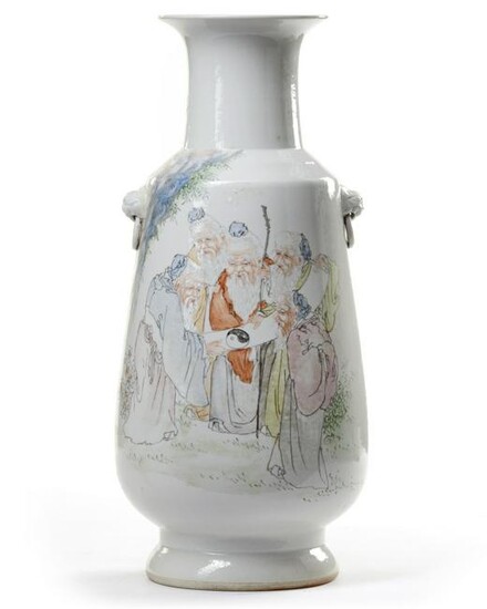 A CHINESE FAMILLE ROSE VASE, CHINA, 20TH CENTURY