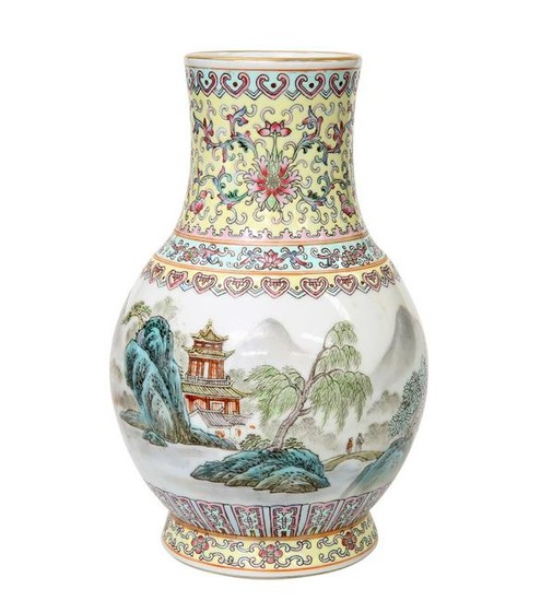 A CHINESE REPUBLICAN STYLE PORCELAIN VASE, painted with