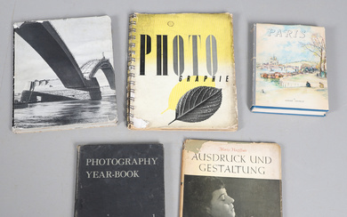 A COLLECTION OF VINTAGE PHOTOGRAPHY REFERENCE AND YEAR BOOKS.