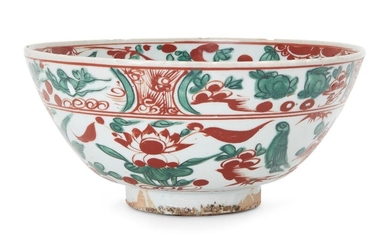 A Chinese Zhangzhou bowl, Ming dynasty, 17th century, painted in red, green, and black enamels with birds and flowering lotus blooms, 22cm diameter 明十七世紀 漳州窯紅綠彩繪大盌