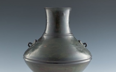 A Chinese bronze vase, 17th/18th century