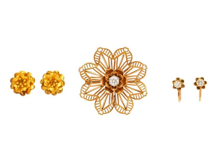A Collection of Yellow Gold Jewelry