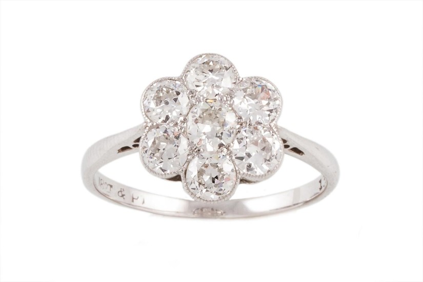 A DIAMOND DAISY CLUSTER RING, with diamonds of approx 1.12ct...
