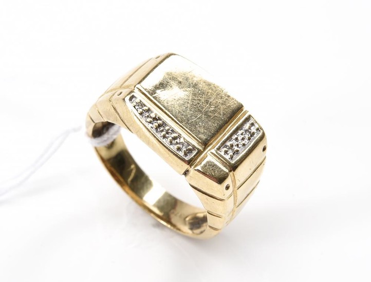 A DIAMOND SET SIGNET RING IN 9CT GOLD, SIZE T, TOTAL WEIGHT 5.4GMS