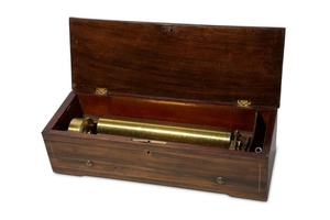 A MID 19TH CENTURY SWISS ROSEWOOD MUSICAL BOX, NO 8535