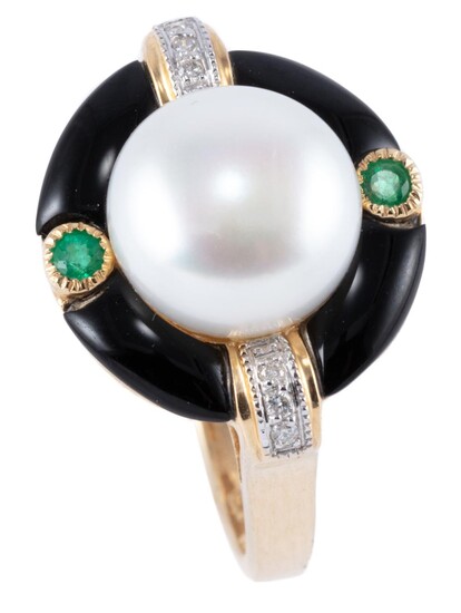A PEARL AND GEMSET DECO STYLE RING; centring a 9.8mm cultured freshwater button pearl to surround of onyx and 2 round cut emeralds (...