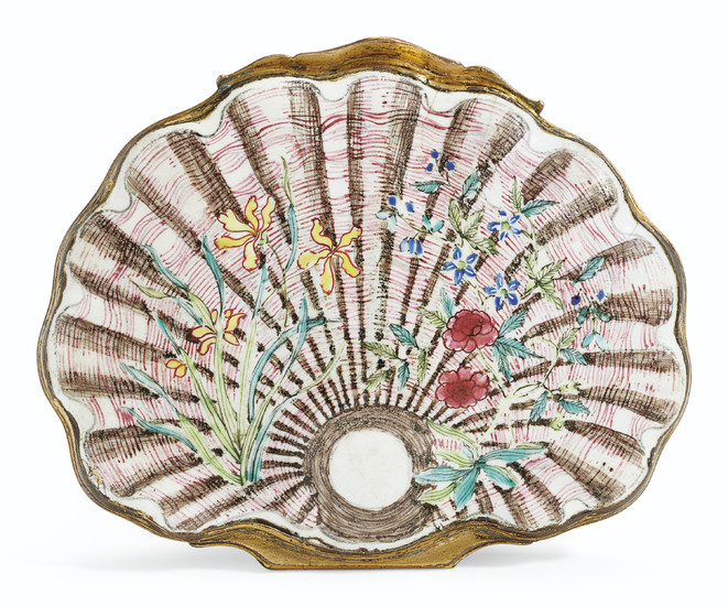 A SHELL-FORM PAINTED ENAMEL SNUFFBOX AND COVER, QIANLONG PERIOD (1736-1795)