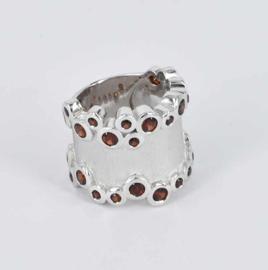 A STERLING SILVER RING