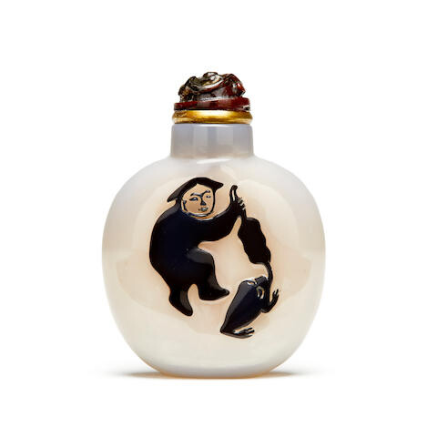 A carved shadow agate snuff bottle