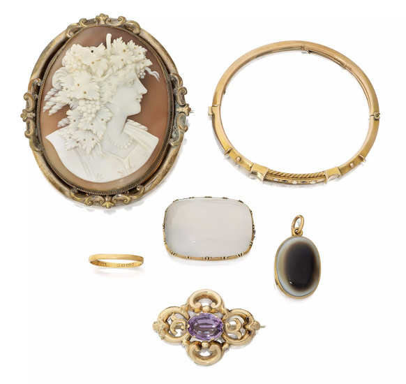 A group of jewellery, comprising: a 22ct gold wedding ring,...