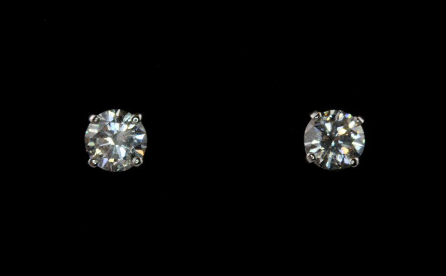 A pair of 18ct white gold stud earrings set with brilliant cut diamonds, approx. 1.30ct overall, clarity SI, colour H-I.
