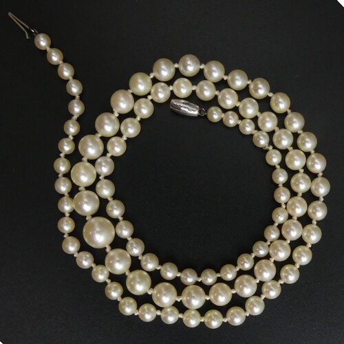 A vintage 49cm cultured pearl individually knotted necklace ...