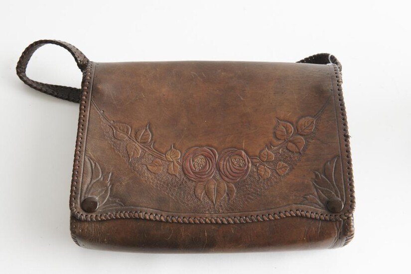 AN ANTIQUE LEATHER SHOULDER BAG STYLED IN BROWN LEATHER WITH FLORAL DECORATION, ATTRIBUTED TO THE GLASGOW SOCIETY OF LADY ARTISTS, 2...