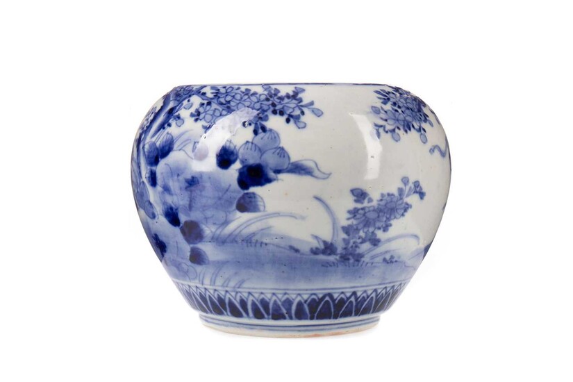 AN EARLY 20TH CENTURY CHINESE BLUE AND WHITE BOWL