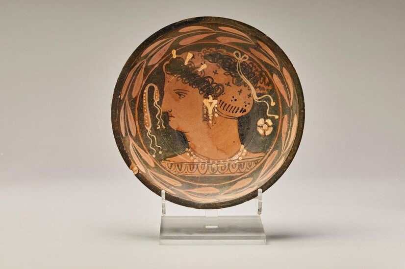 APULIAN PLATE WITH LADY OF FASHION