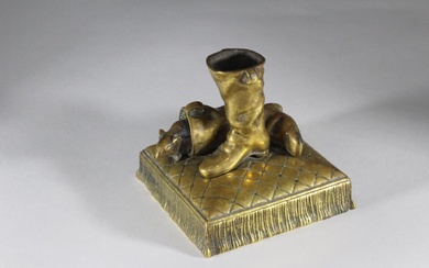 Amusant sujet en bronze formant porte-plume représentant une paire de bottes sur un coussin et...