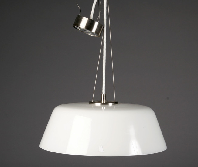 Arne Jacobsen for Louis Poulsen. pendel af opalglas, 'Stelling jubilæumsmodel'