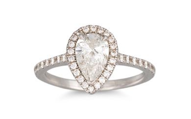 BAGUE CLUSTER HALO EN DIAMANT, le diamant en forme de poire, à l'entourage et aux...