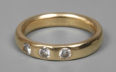 Band ring with diamonds