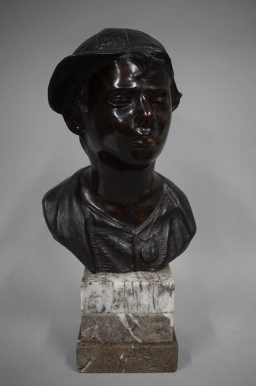 Bronze bust with black patina depicting a young boy with cap and cigarette, signed Je. Martino, marble base. Height: 32 cm - Height with base: 45 cm.