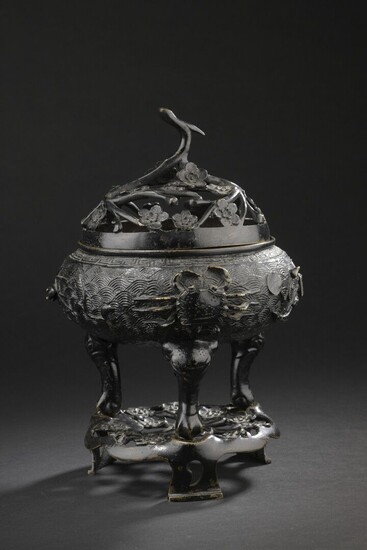 Brûle-parfum tripode couvert en bronze Chine,... - Lot 184 - Daguerre