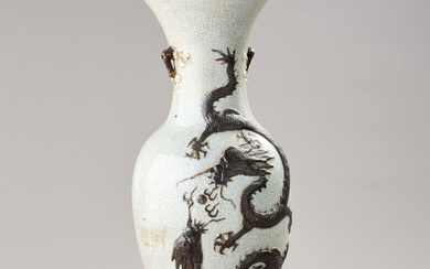 CHINE Nankin, début du XXe siècle Important vase en porcelaine craquelée à décor en relief...