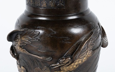 CHINE : Vase en bronze et laiton patiné à décor de goelands au dessus de...